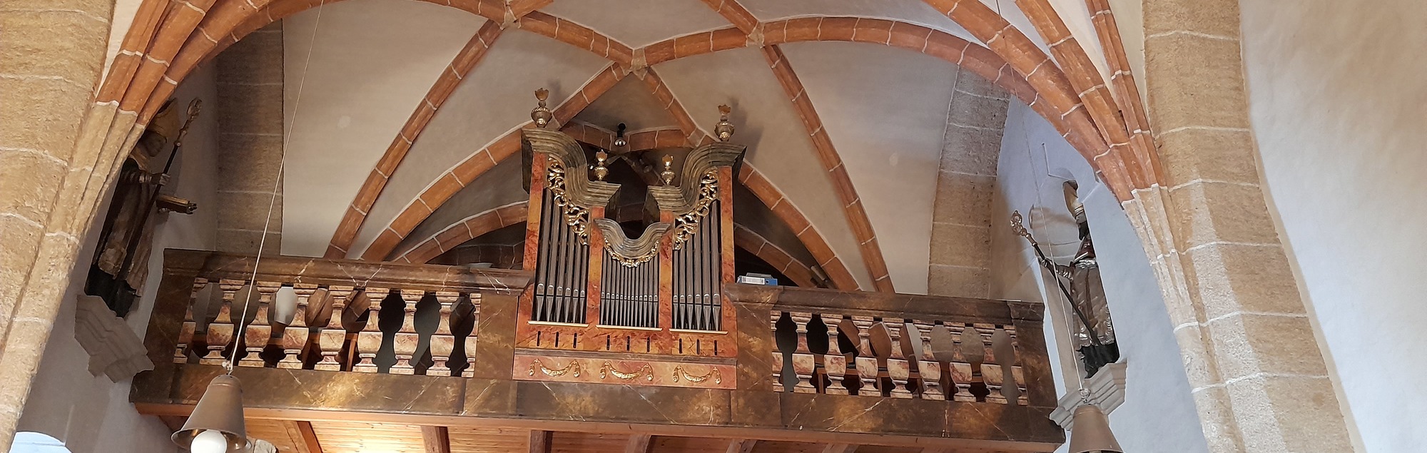 Blick hinauf zum Chor mit der Orgel