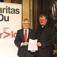 Bischof Dr. Manfred Scheuer (r.) überreichte Franz Kehrer, MAS das Dekret zu dessen Wiederbestellung als Direktor der Caritas in Oberösterreich.