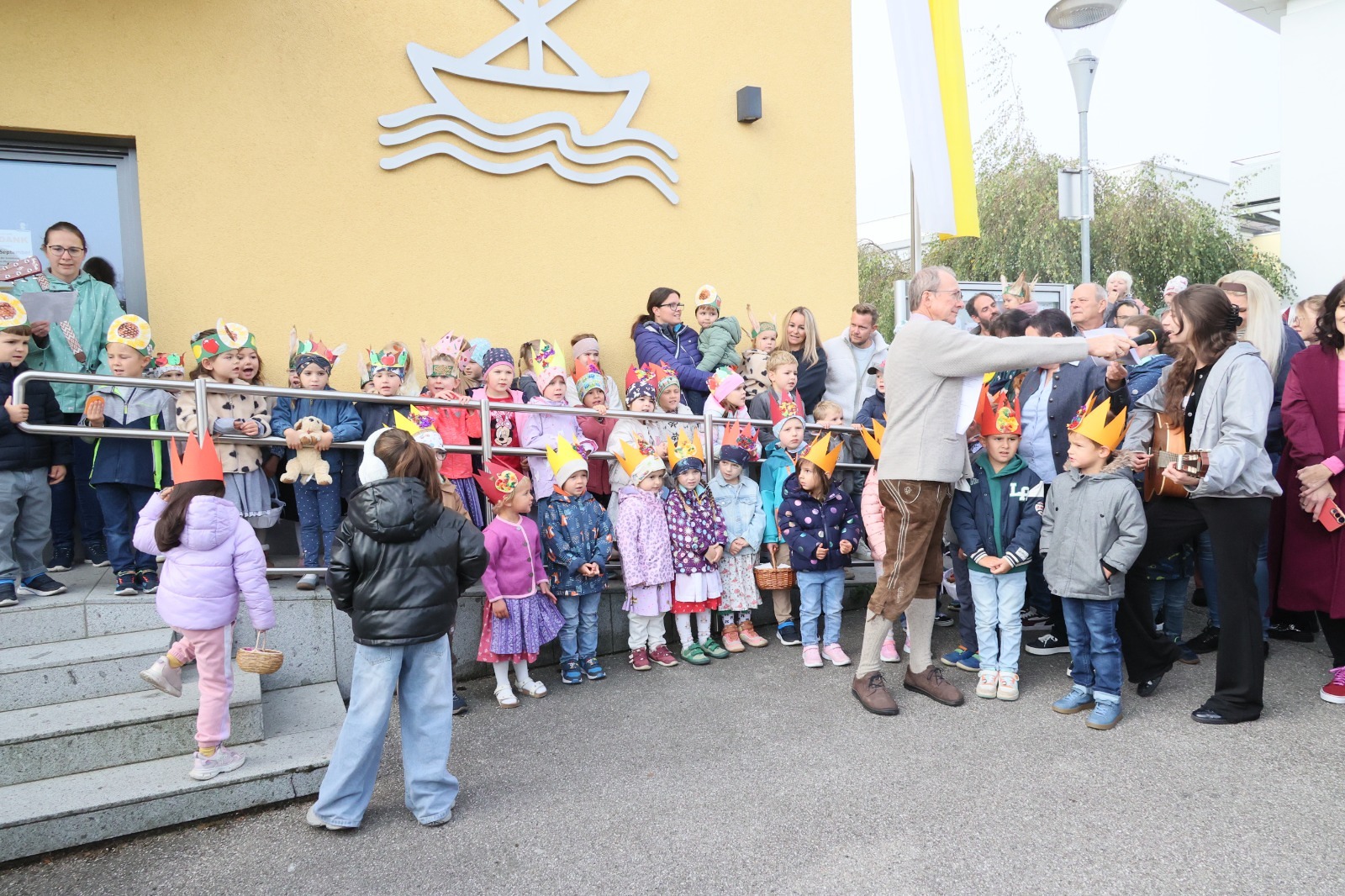 Kindergartenkinder vor dem Pfarrheim