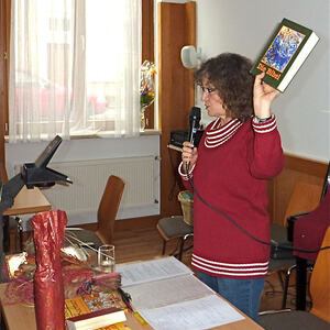 Senioren bekamen Bibel und Bibelausstellung erläutert