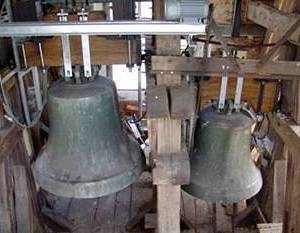 Der Blick zu den Glocken ist frei. Die wuchtigen Holzjalousien wurden alle ausgetauscht.