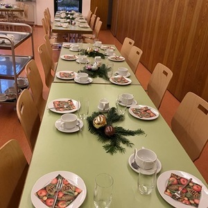 gedeckter Tisch bei der Adventfeier