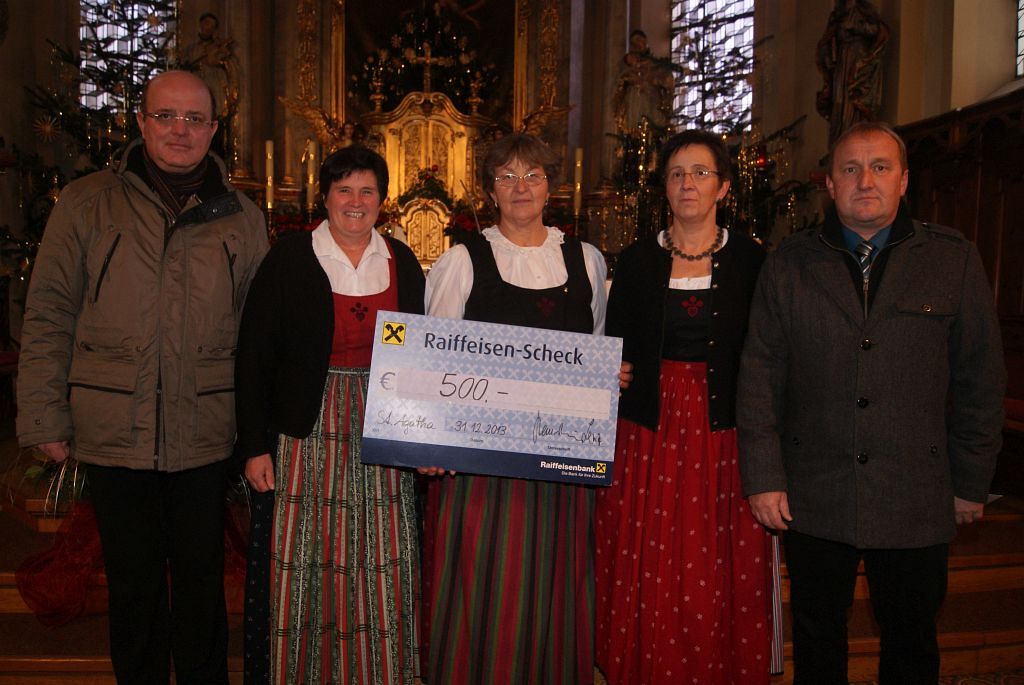 Schecküberreichung von der Goldhauben- und Kopftuchgruppe