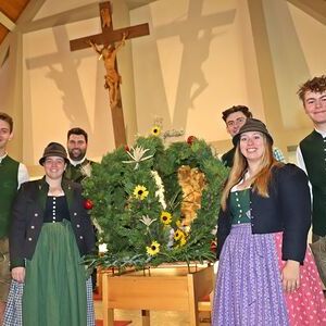 ERNTEDANKFESTErntedank Pfarre Roith/EbenseeIn diesen Wochen wird in zahlreichen Orten unseres Landes Erntedank gefeiert.Am 27. September feierte die Pfarre Roith/Ebensee ihr Erntedankfest in der Bruder-Klaus KircheErntedank ist die 