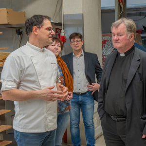 Besuch des Bischofs in der Kremstaler Hofbaeckerei der Familie Resch