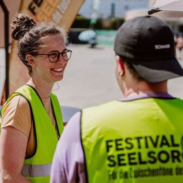 Victoria König, Festival-Seelsorgerin, und ihr ehrenamtliches Team haben ein offenes Ohr für die Anliegen des Festival-Publikums.