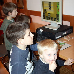 Kinder bei der Buchaustellung