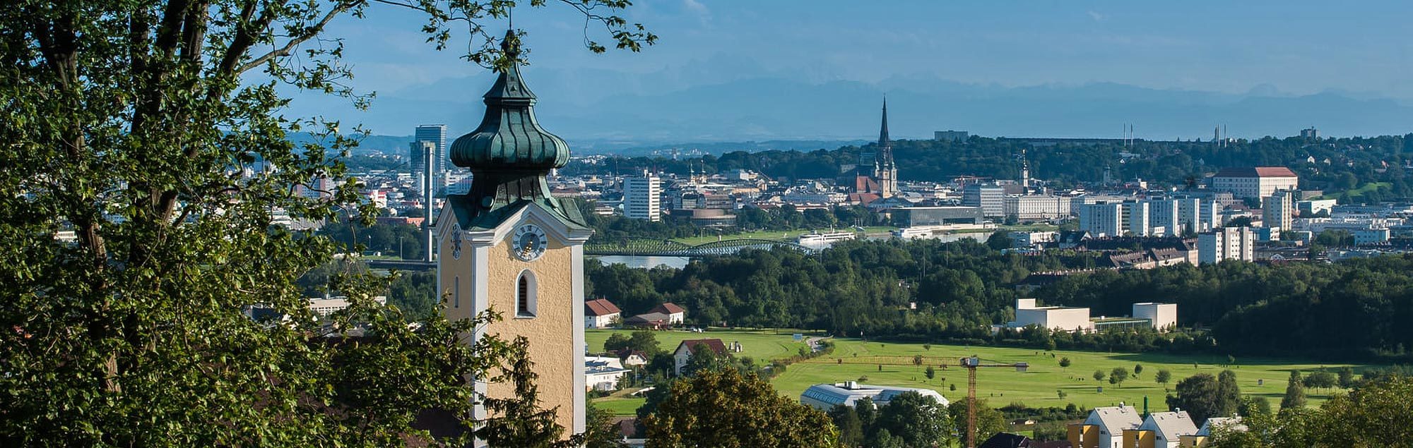 Blick auf Linz, im Vordergrund der Turm der Kirche St. Magdalena