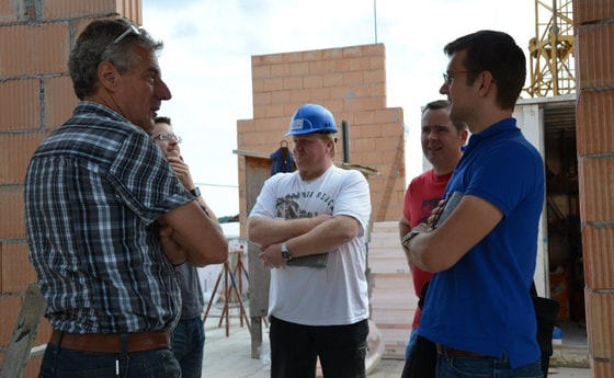 Baubesprechung mit Bauleiter Josef Lang, DI Martin Standfest, Franz Hain, Bauleiter Alfred Mayrhofer und Bautechniker Daniel Brandl vom Baureferat der Diözese.