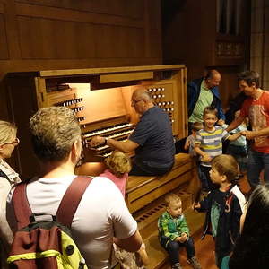 Domorganist Wolfgang Kreuzhuber mit der ersten Gruppe von „Orgel mit allen Sinnen”