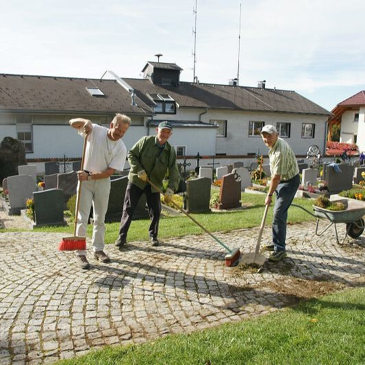 Friedhofputz / © Pfarrgemeinde Hellmonsödt Friedhofputz