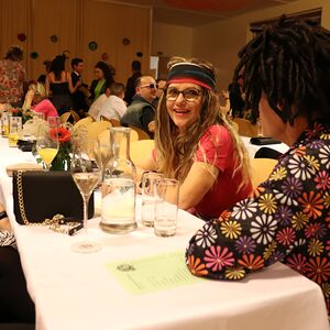 Föhnfarisur trifft Schulterpolster - Das Motto dieses Festes