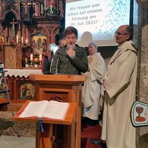 Die Fürbitten werden von Firmlingen gelesen.