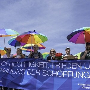 Gedenk- und Befreiungsfeier 2026 in Mauthausen anlässlich der 81. Wiederkehr des KZ Mauthausen. Themenschwerpunkt: 'Täter und Täterinnen im Nationalsozialismus'. Gedenkzug am ehemaligen Appellplatz.