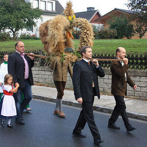 Festzug mit der Erntekrone
