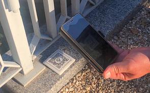 Mittels QR-Code mehr über interessante Grabstellen erfahren.