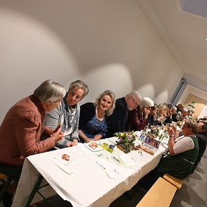 Die Gäste beim gemütlichen Ausklang im Foyer des Mehrzwecksaal Inzersdorf