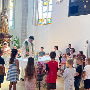 P. Franz umgeben von Kindern und Erstkommunionkindern