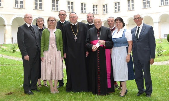 Die Jubilare (Mitte) mit GratulantInnen