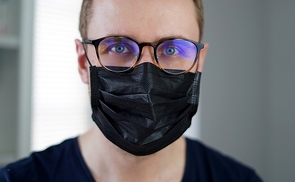 Das verpflichtende Tragen von FFP2-Masken verunmöglicht für gehörlose Menschen das Ablesen des Mundbildes ihres Gegenübers. 