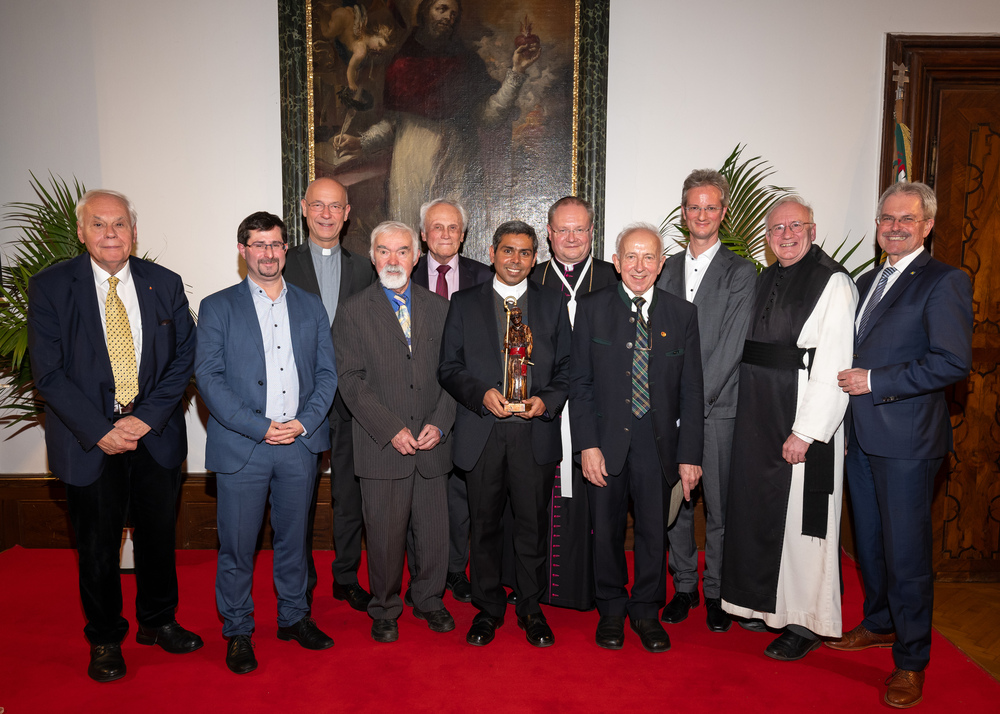 Der Preisträger des Romero-Preises 2023 mit Vertretern aus Kirche und Politik