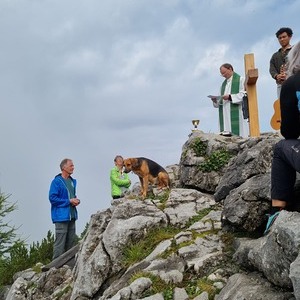 P. Anselm feiert die Messe am Schönberg