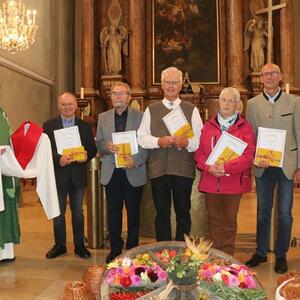 Pfarrer Eduard Bachleitner mit Fritz Neuböck, Fritz Waschak, Erwin Itzinger, Anni Itzinger und Günter Dorfer (v.l.n.r.)