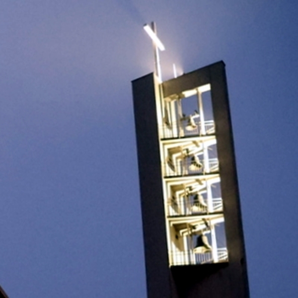 Kirchturm beleuchtet