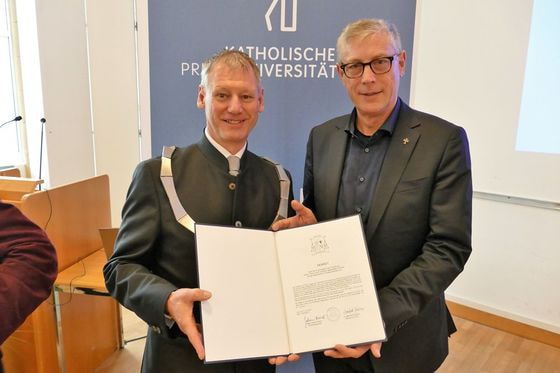 Rektor Univ.-Prof. Dr. Franz Gruber (l.) und Univ.-Prof. Dr. Ewald Volgger OT, Mentor des Franz und Franziska Jägerstätter Instituts.