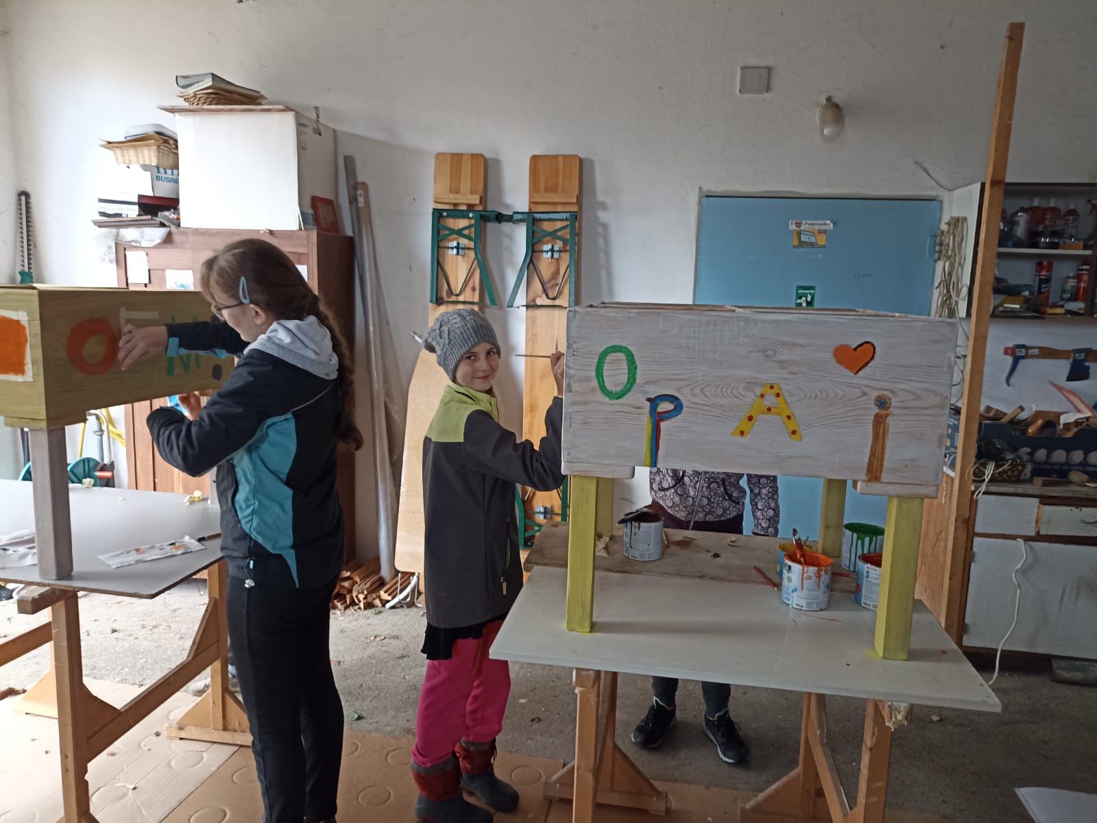 Bemalen der Bücherschütten / A.Wöß Bemalen der Bücherschütten