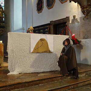 ... und verschenkt sein Nikolaussackerl.