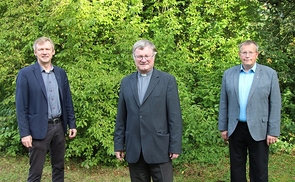 Bischof Manfred Scheuer (Mitte) mit Generaldechant Slawomir Dadas (l.) und dessen Stellvertreter Klemens Hofmann (r.). 