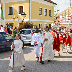 Einzug mit Firmspender Abt Reinhold Dessl, Pastoralassistent Wolfgang Schönleitner