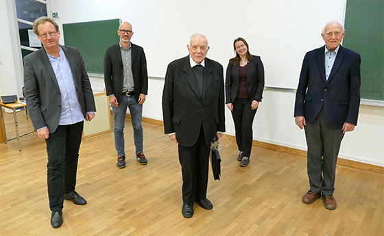 Von li.: Univ.-Prof. Dr. Christian Spieß, Ass.-Prof. Dr. Lukas Kaelin, Bischof em. Dr. hc Maximilian Aichern OSB, Ass.-Prof.in Dr.in Katja Winkler, Prof. Dr. Friedhelm Hengsbach SJ. 