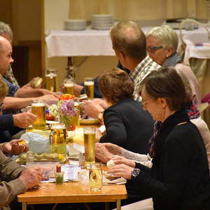 gesegnete Speisen werden verzehrt