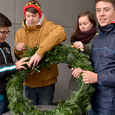 BBS Kirchdorf – Religionsunterricht einmal anders – einen Adventkranz binden. Diese Tradition der BBS Kirchdorf führt Mag. Matthias Thonhauser fort. Mit den Schülern und Schülerinnen der ersten Klasse Handelsakademie wurde für  das Bundesschulzentrum