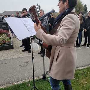 Helga Huber trug mit ihrem berührenden Lied für Eva zur Einweihnungsfeier bei