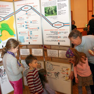 Kinder bei der Buchaustellung