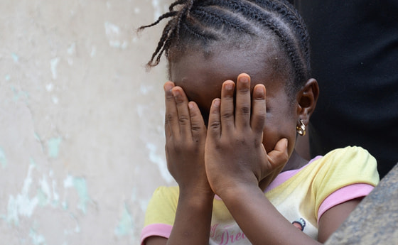 Kleines Mädchen in Freetown 