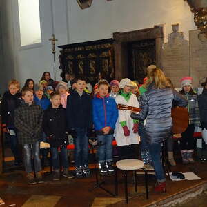 Der Kinderchor der Religionslehrerin B. Seilinger  