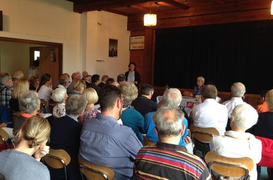 Elisabeth Jungmeier (l.) von Pax Christi Österreich / Pax Christi International und Gina Abbate von Pax Christi Italien im Pfarrheim in Tarsdorf.