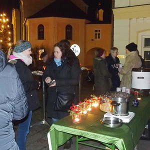 ...bei Punsch, Glühwein und Keksen
