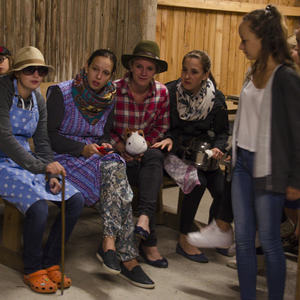  Ein umgebautes, ehemaliges Bauernhaus auf einer Alm in Weyer war die Herberge für 30 Jungscharkinder. Acht Kinder unserer Pfarre verbrachten mit Mädchen und Buben der Pfarre Scharnstein eine erlebnisreiche Woche: Lagerleiter Matthias Holzinger übern