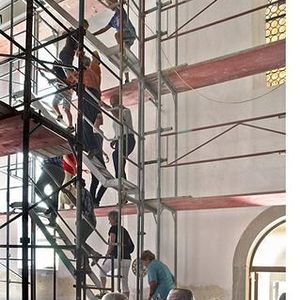 Besichtigung der Baustelle am Gerüst