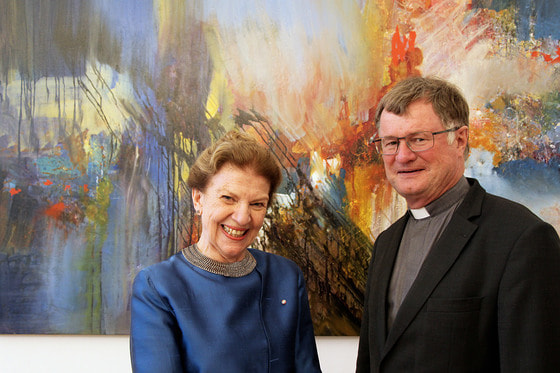 Künstlerin Ernestine Tahedl und Bischof Manfred Scheuer