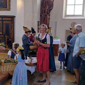 Im Anschluss an den Gottesdienst verteilten die Goldhaubenfrauen die geweihten Kräuterbüscherl an die Mitfeiernden