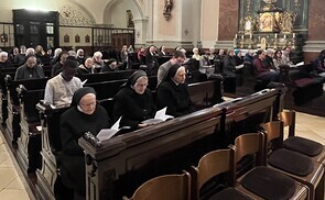 Taizégebet um geistliche und kirchliche Berufungen in der Kirche der Elisabethinen in Linz