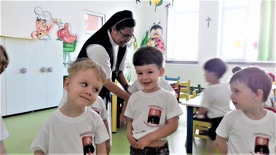 Sr. Theresia im Pfarrkindergarten 