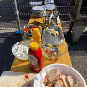 Brot, Salate und Saucen gab es dazu