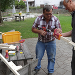 Stiefel werden an Stelzen geschraubt